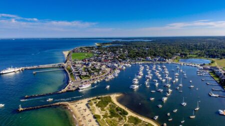 Man attempting to swim around Martha’s Vineyard, where “Jaws” was filmed, hopes to change minds about sharks – CBS News